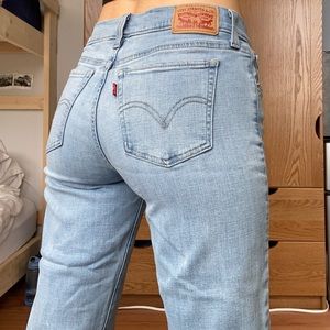 LEVI’S Light Wash Mid Rise Crop Jeans